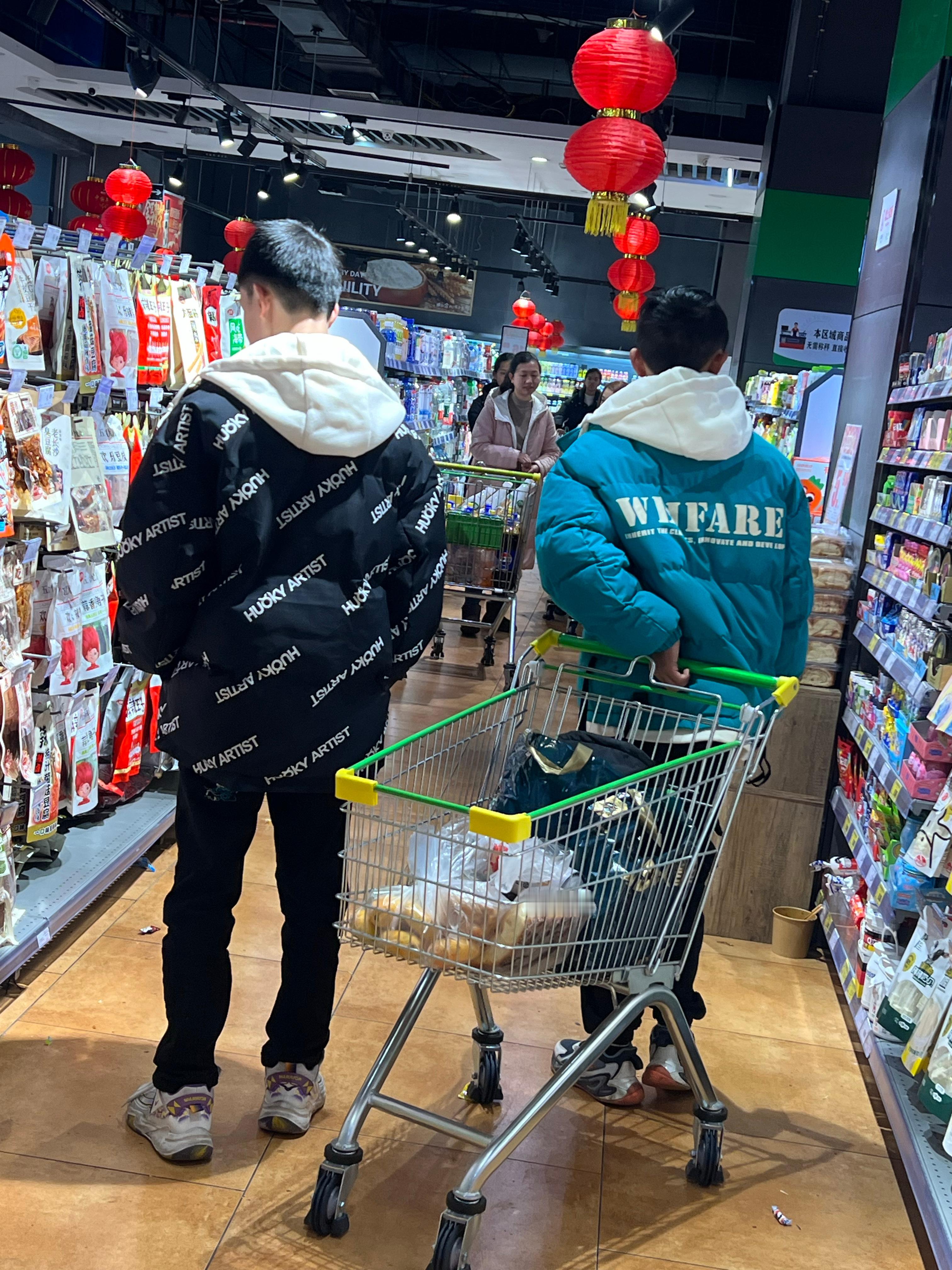 最好的亲子关系 是他勇敢探索，我在后面温柔默默守护养娃从不是单向的付出，而是一场