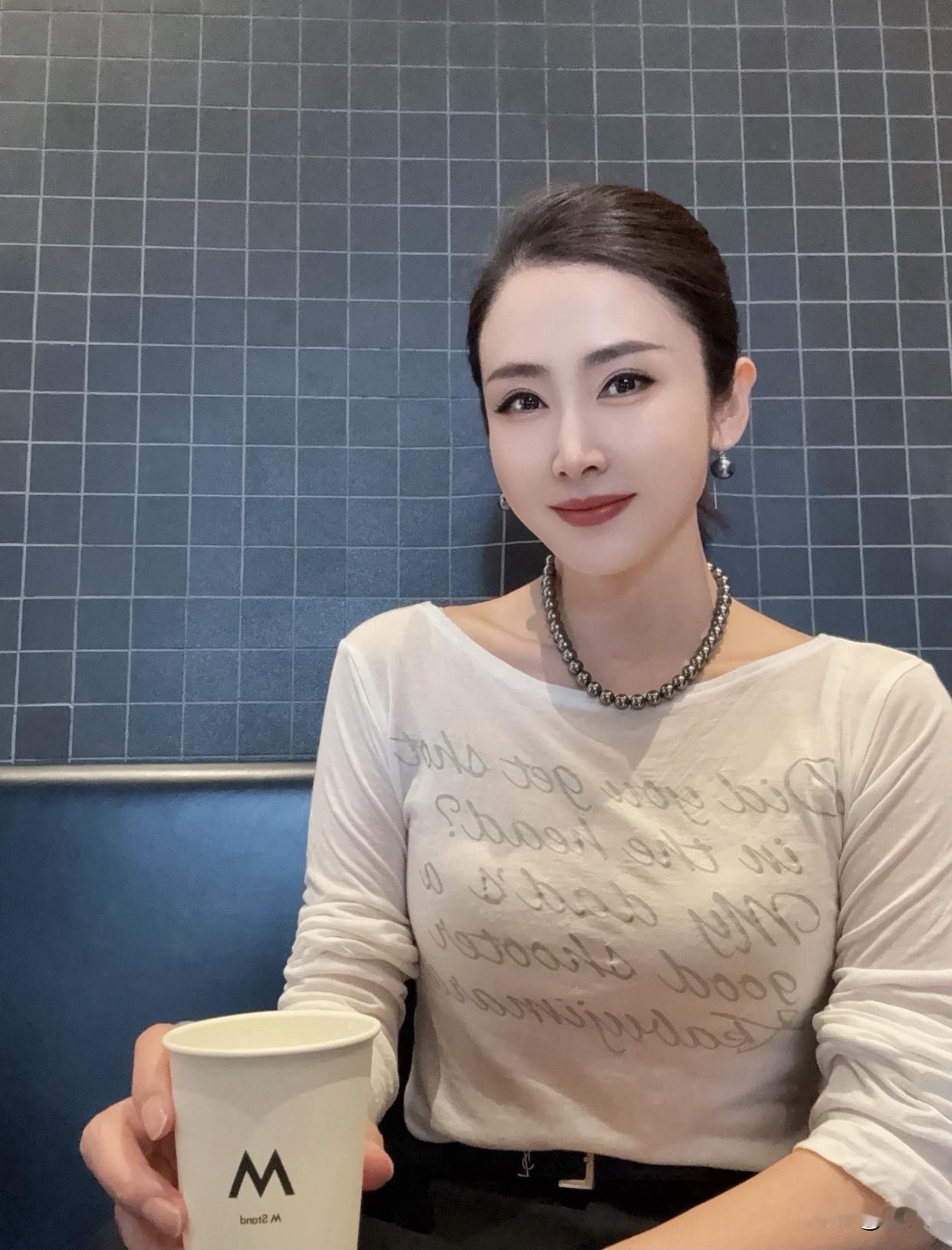 什么样的女人最有吸引力有教养的女人，举止得体。