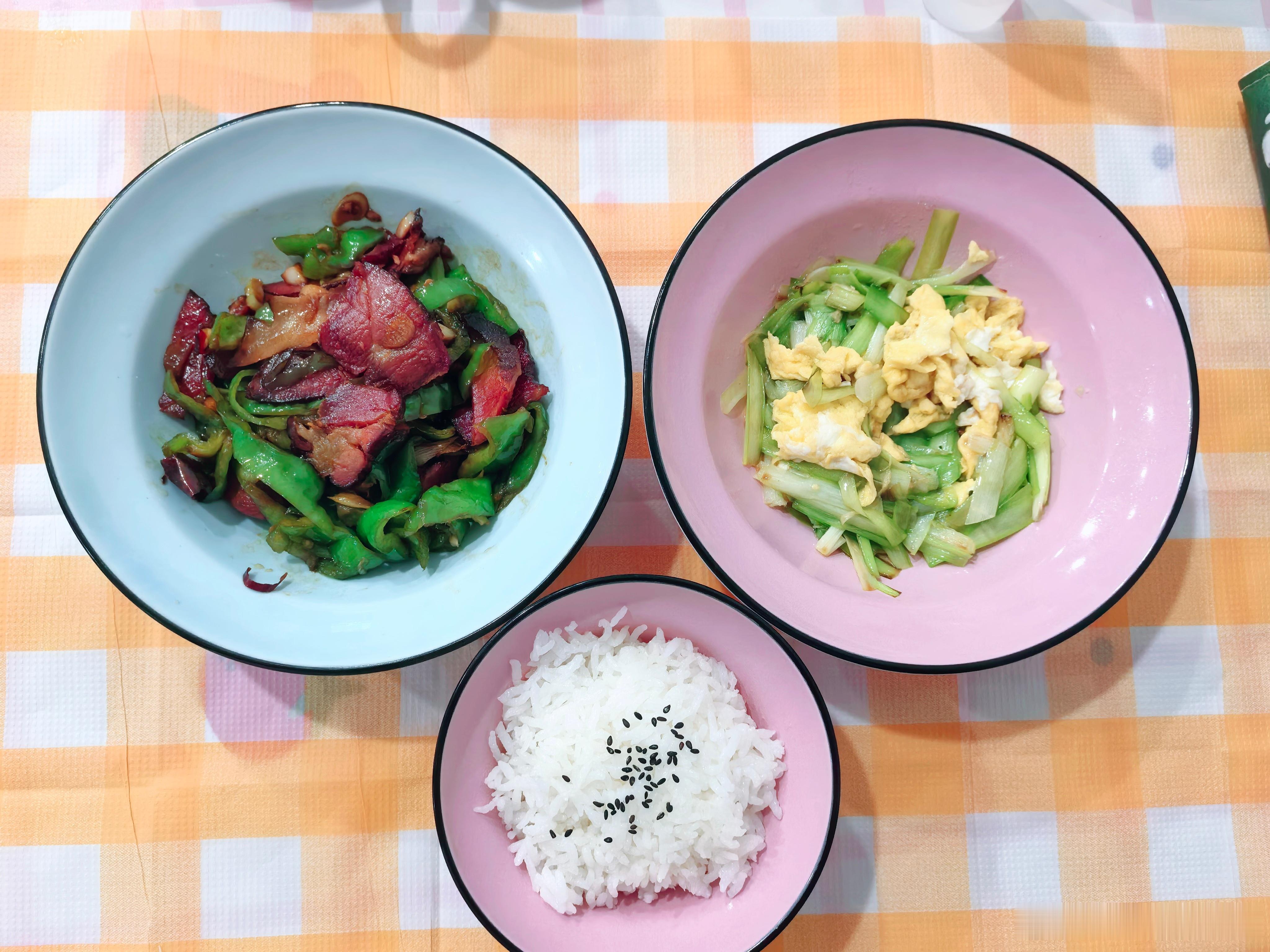 今日午餐 青椒炒腊肉，韭黄炒鸡蛋，一碗大米饭，这些全都被我吃光光😋。一个人的午
