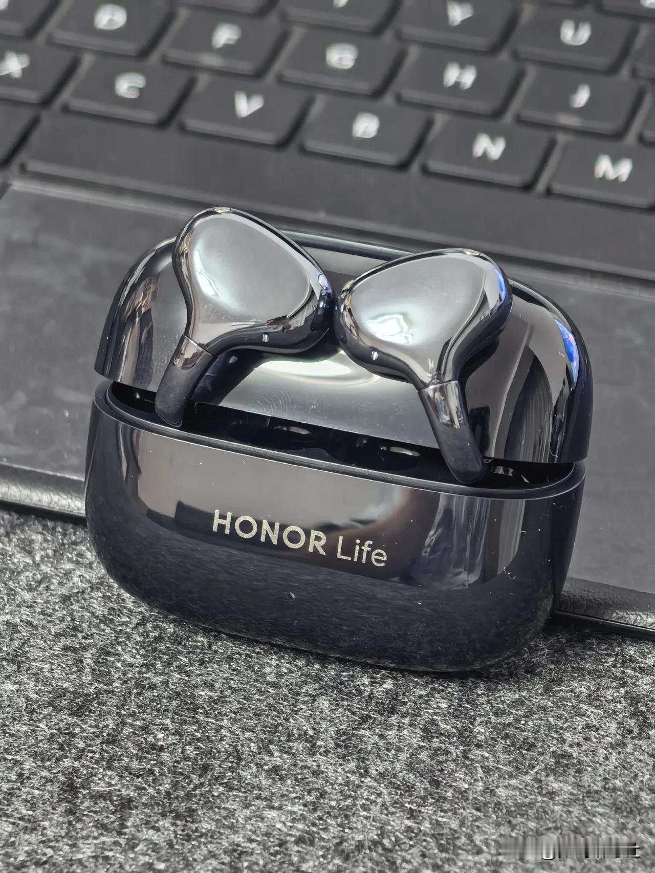 之前荣耀发布了荣耀首款耳夹式耳机Earbuds Pro，硬朗的外观、出色的音质和