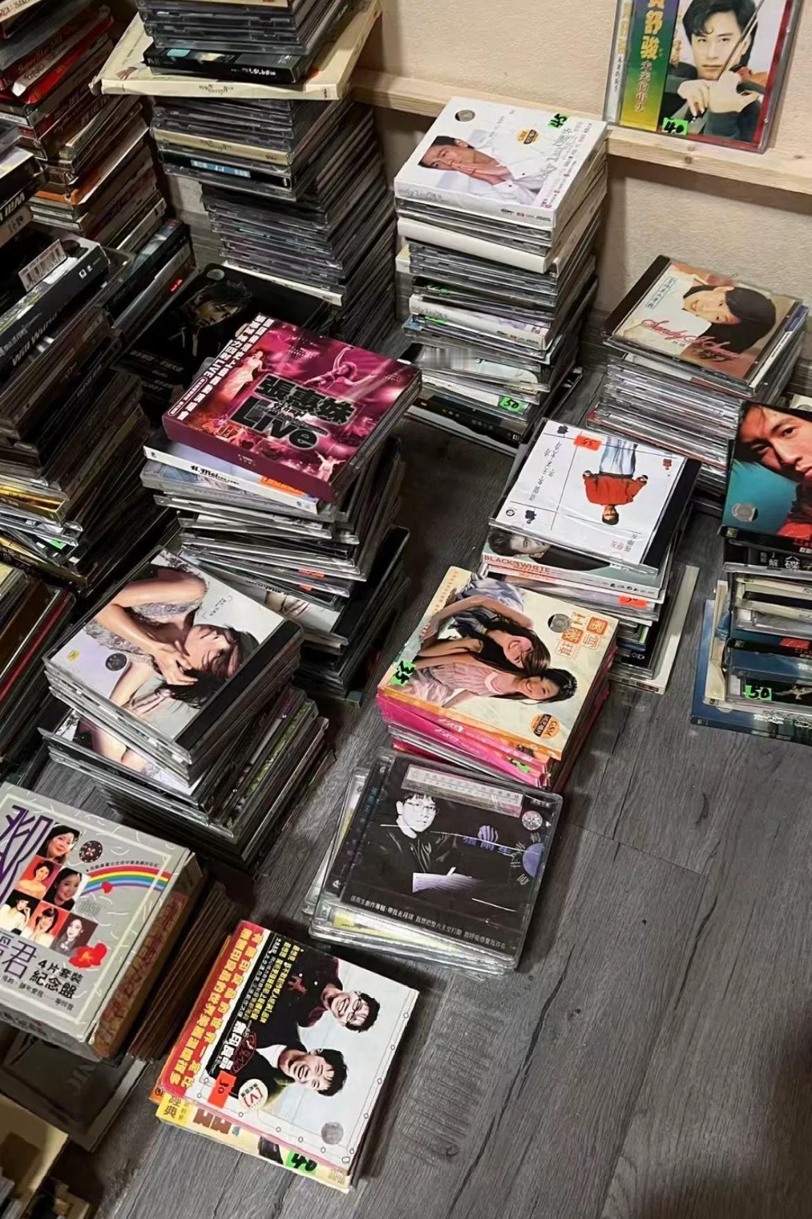 今天在广州鬼市花了100块钱淘了一堆的CD光碟；基本上流行歌手得CD都有，我平时