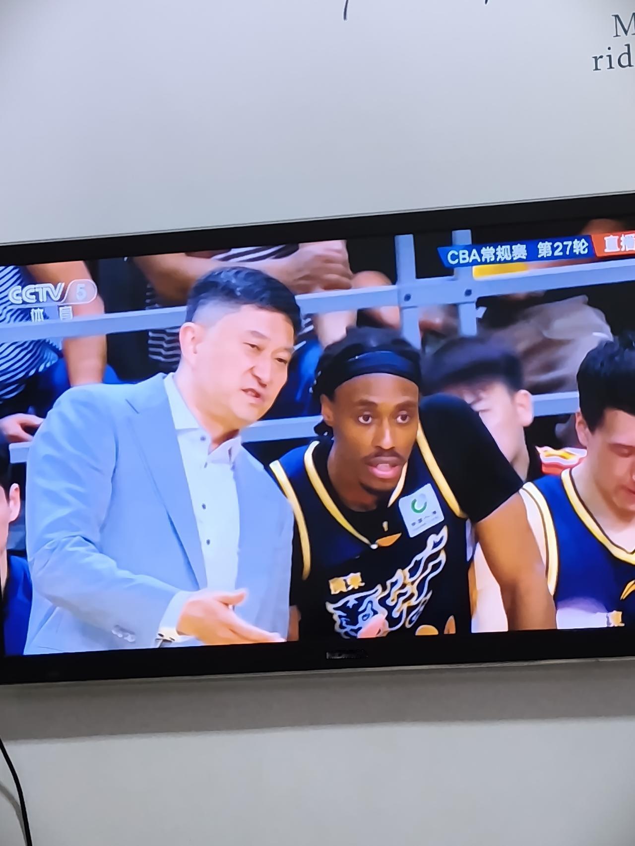 杜锋老了，杜锋变了，像一个和蔼的邻家大叔，一个性格鲜明雷厉风行的人，一个杀伐果断