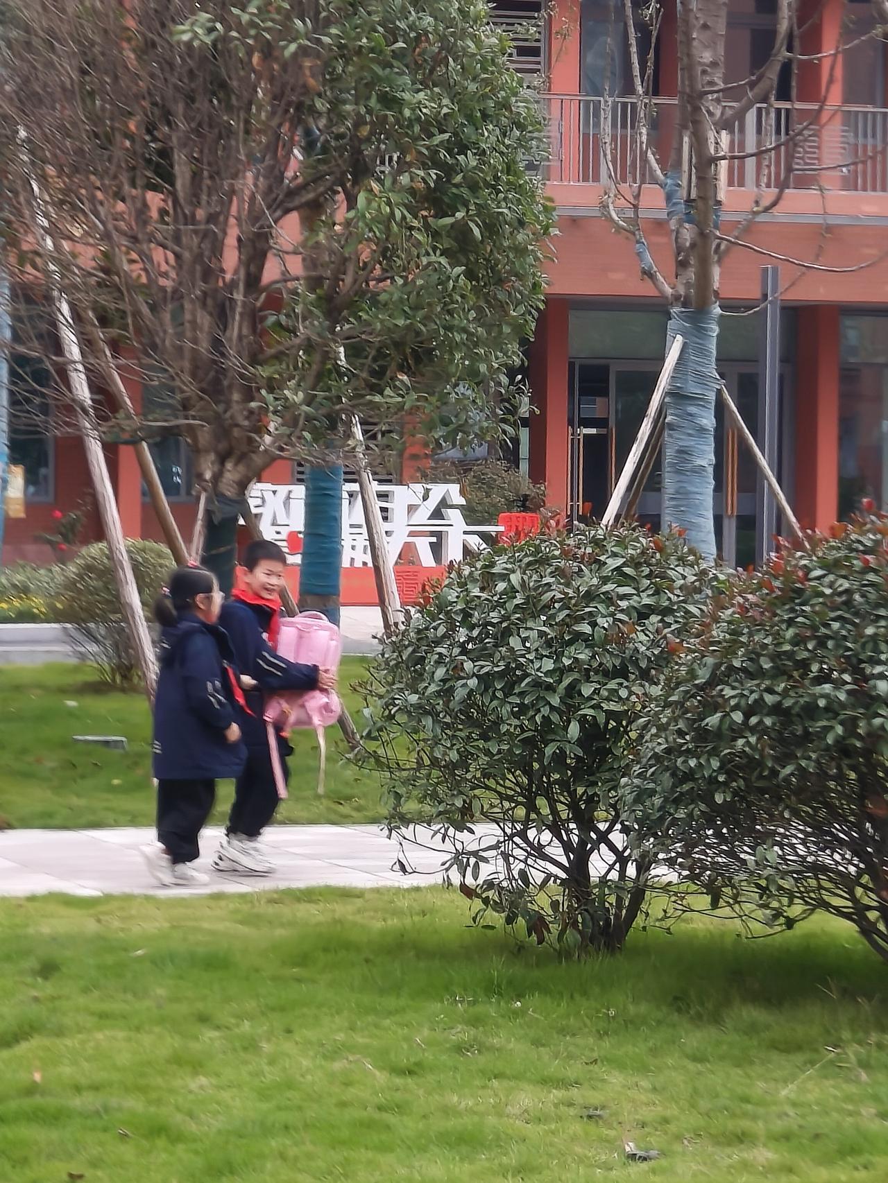 在这个处处充满爱的学校里~这个冬天会很暖❤️