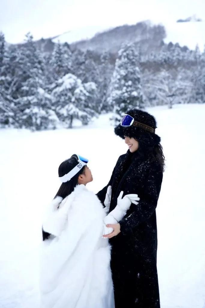 章子怡近日晒出与女儿在雪地的温馨大片，画面中她身着优雅长裙，女儿则可爱活泼，两人