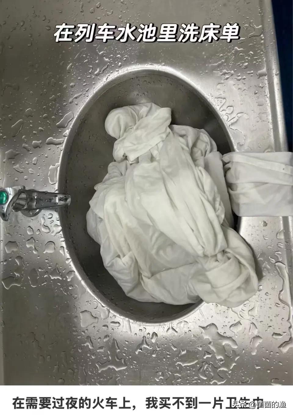 “火车上为什么不卖卫生巾？”——这句看似简单的质问，背后藏着多少女性在旅途中的无