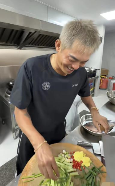 43岁的林丹变化好大呀，头染着奶奶灰头发，脸上纹了眉，手上刺青双手戴着金镯子比老