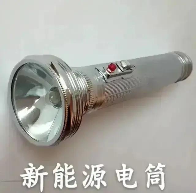 好好的机械式门把手用了百年，好好的，非要创新什么隐藏式电控门把手，奇葩。
随着恶
