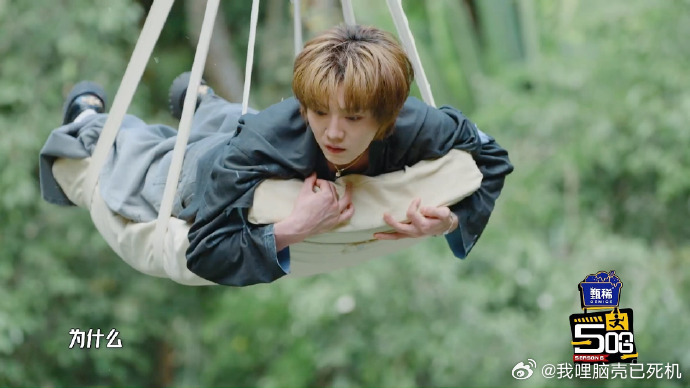 鹿晗泥鹿怎么形容鹿晗怎么形容鹿晗呢，可爱小手办、萌物小泥鹿，在泥潭里摔跤🤼直接