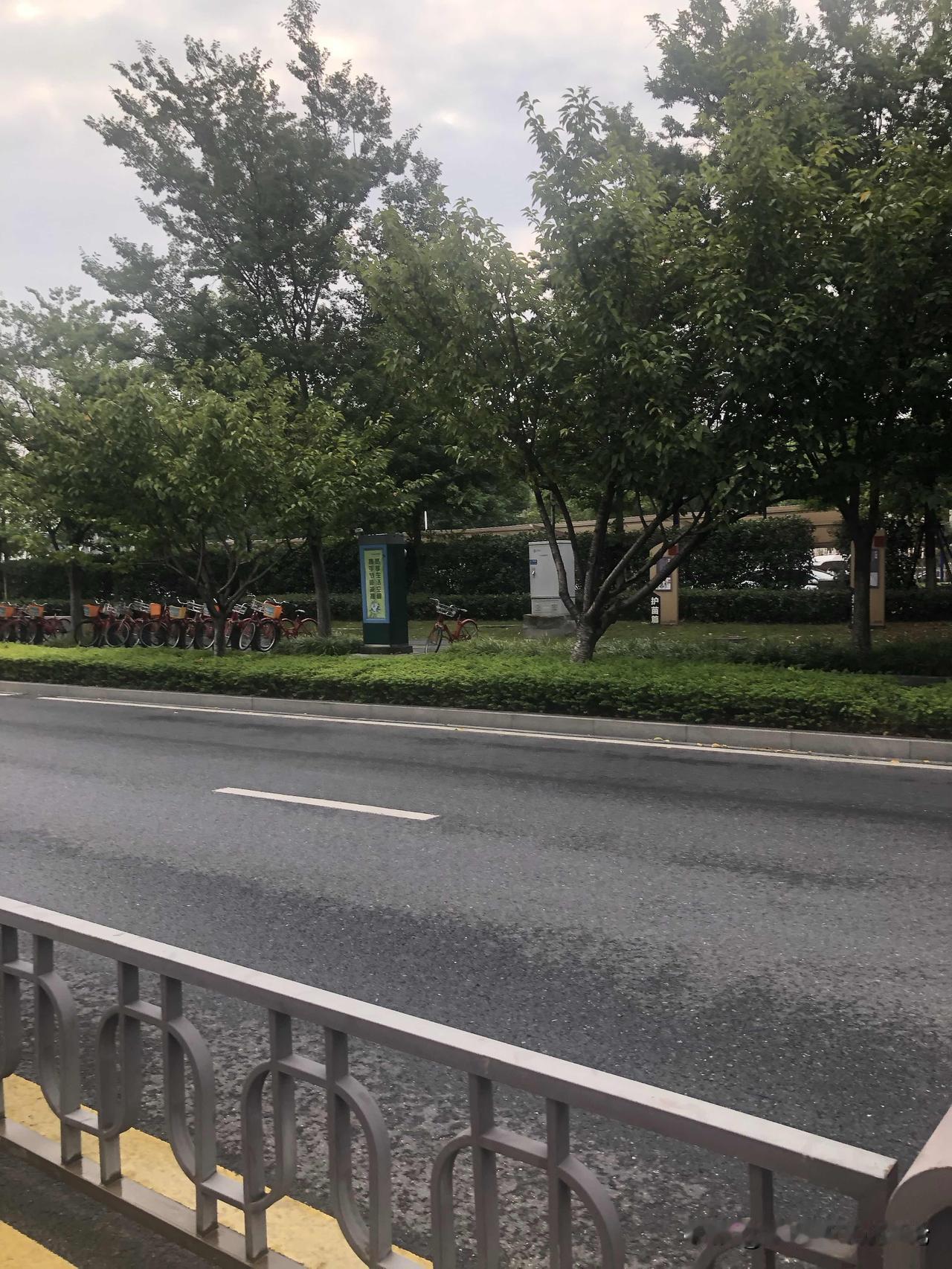 人至40，失业后，不上班没关系，千万不要长期待在家里。

四十岁的人，突然遭遇事