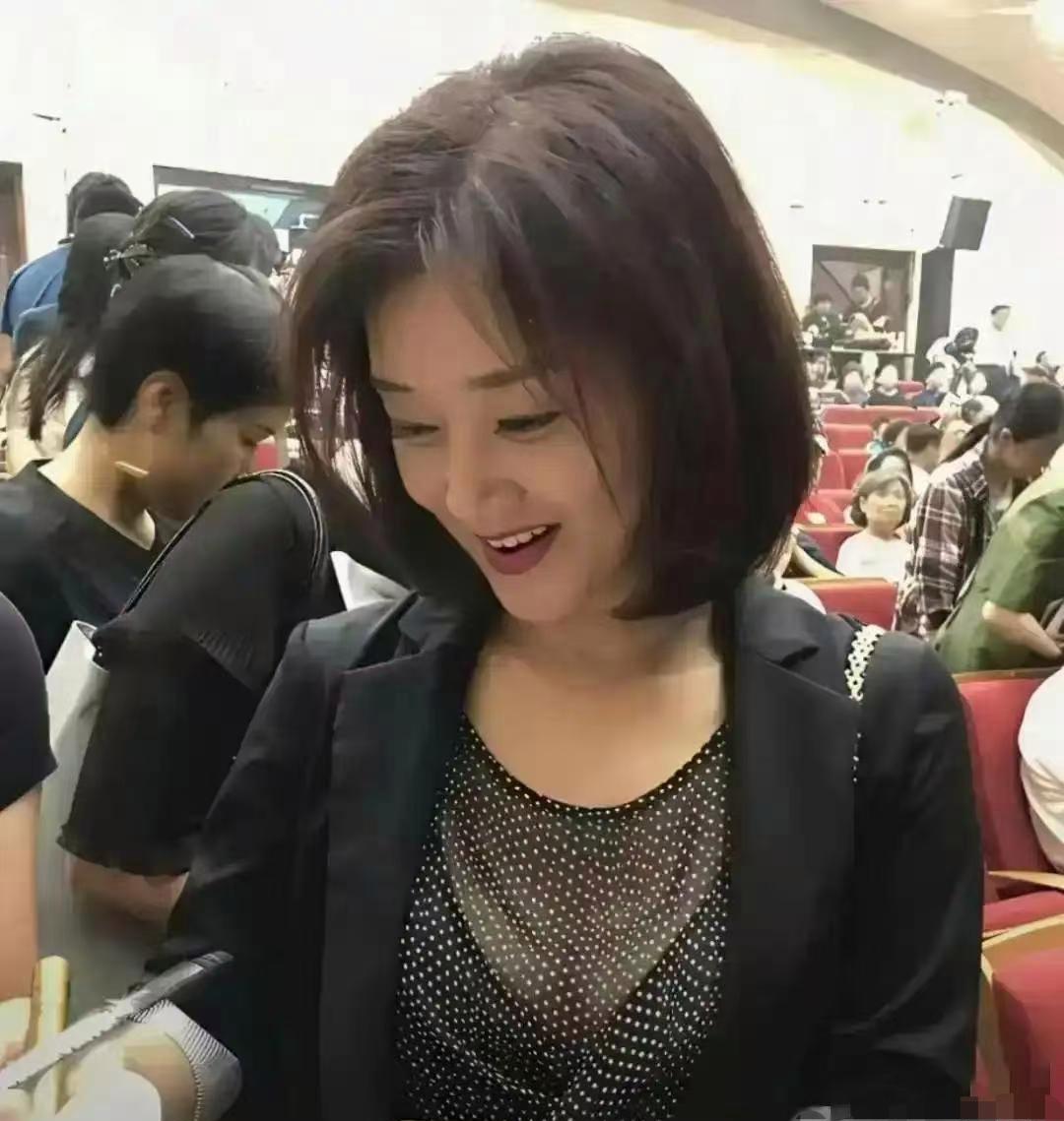 六十岁的宋祖英，岁月为何格外优待她？
看这张照片，她身着黑西装，内搭波点透肤衫，