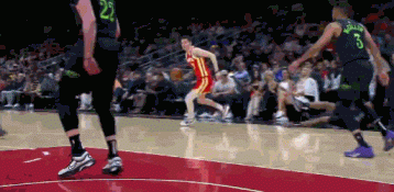 NBA赛场镜头：小伙子这个球是有多少假动作啊？太秀了！
  持球突破，先是一个背