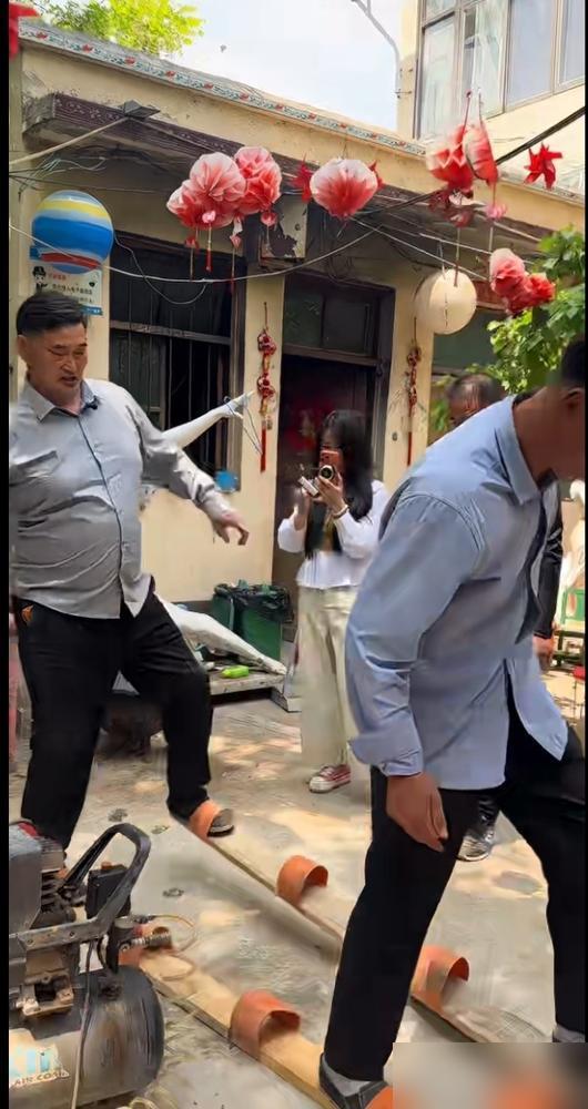 193斤的大衣哥，终于对自己下狠手了。他要把家里的碗，全换成小一号的。
你别以
