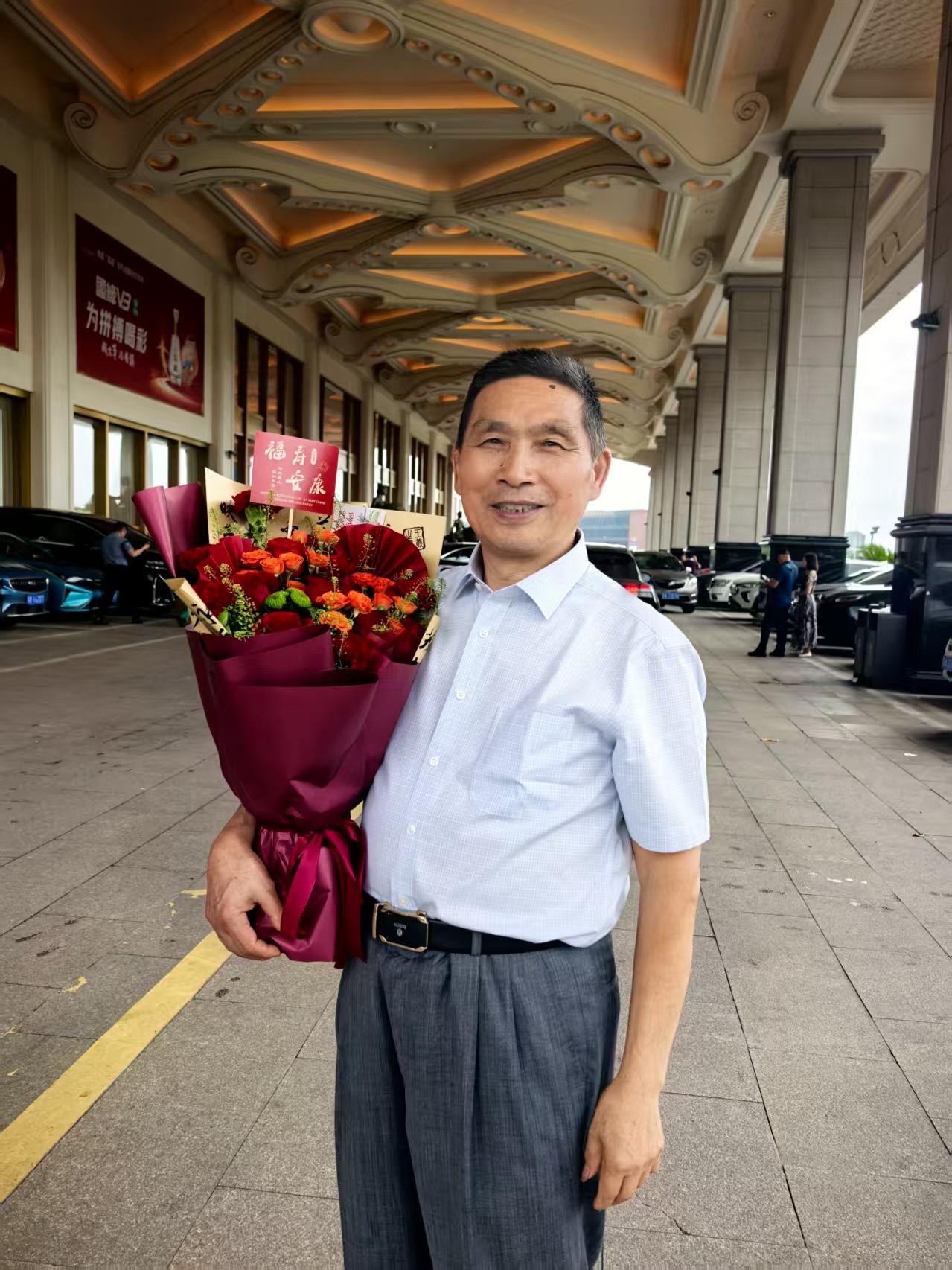 有人70岁开始写作,晚吗?

        俗话说得好：有志不在年高，无志空活