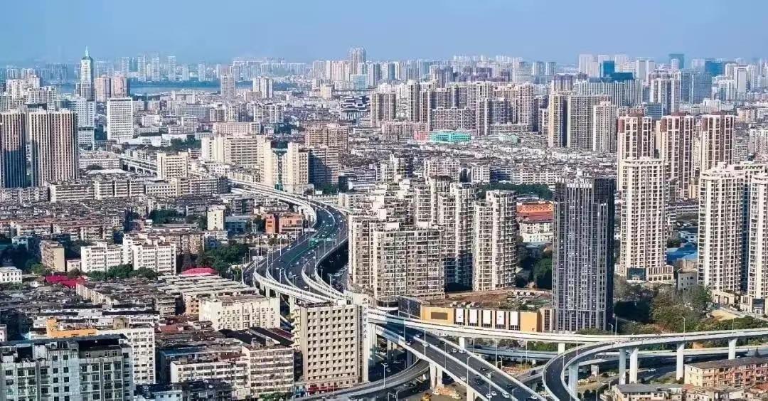 南昌十五五重磅目标确定，力争经济总量突破万亿元！
想要实现万亿跨越，两大关键词至