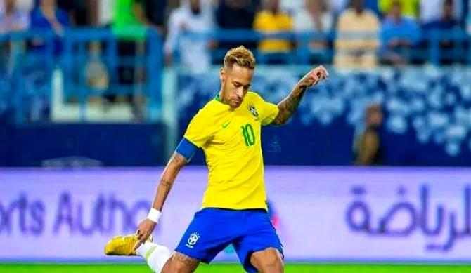 内马尔要是没生在梅罗时代，是不是早就封神了？

他在巴萨那几年，简直就是。和梅西