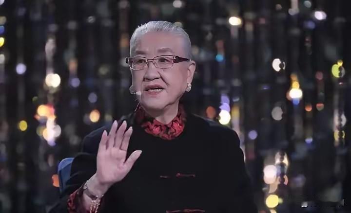 原国防部长耿飚的长女，一夜之间被查封了所有资产，她选择出走美国。在离开时她发誓：