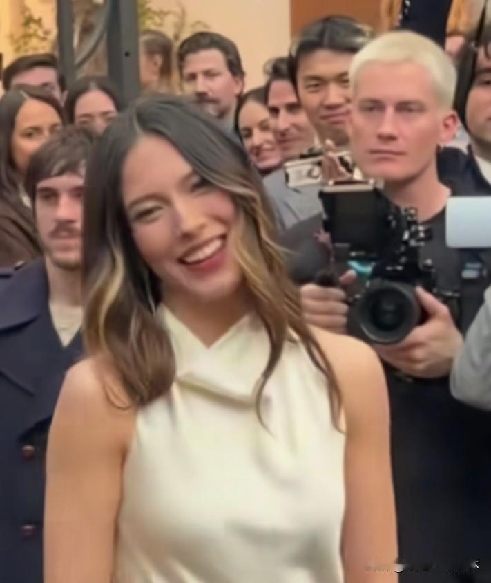 才雪场夺冠，又上时装周。
谷爱凌自带国际范儿，米兰时装成为闪耀的焦点。
一条白裙