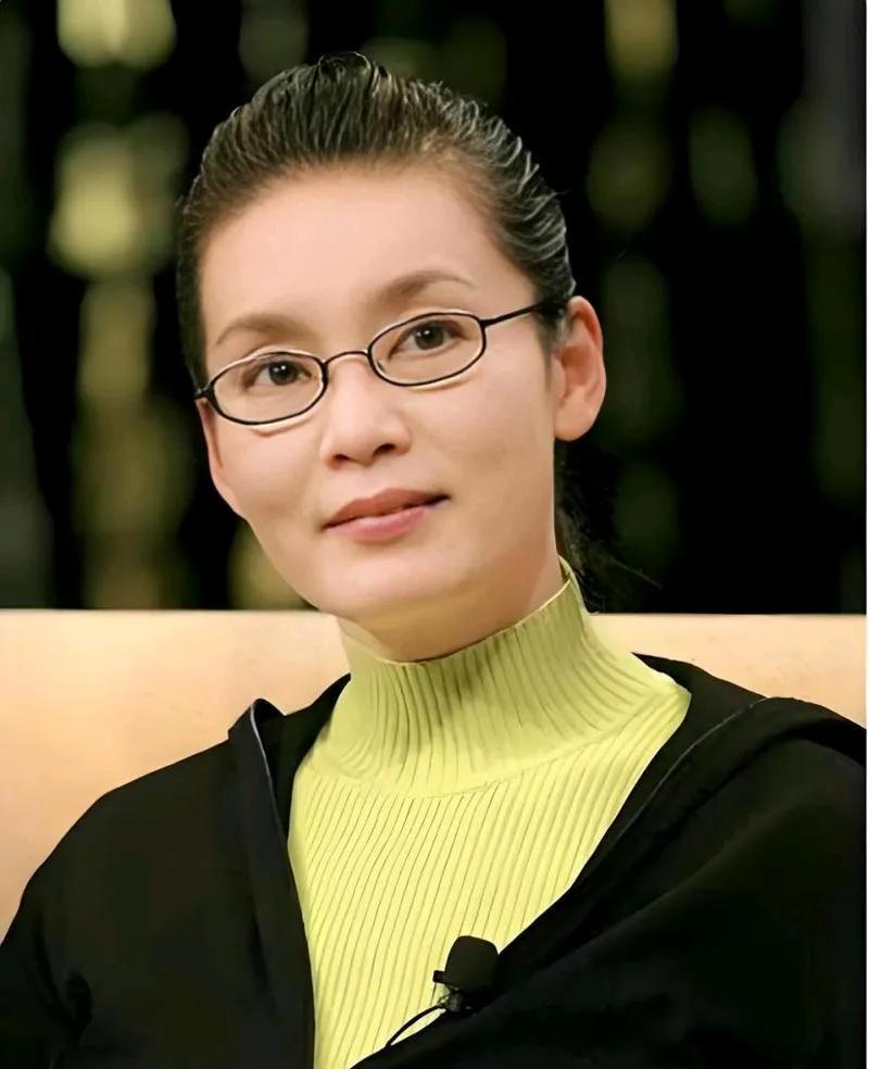 71岁的潘虹，最近被人民日报推上头条，这事儿真不简单。
在流量明星霸屏的今天，这