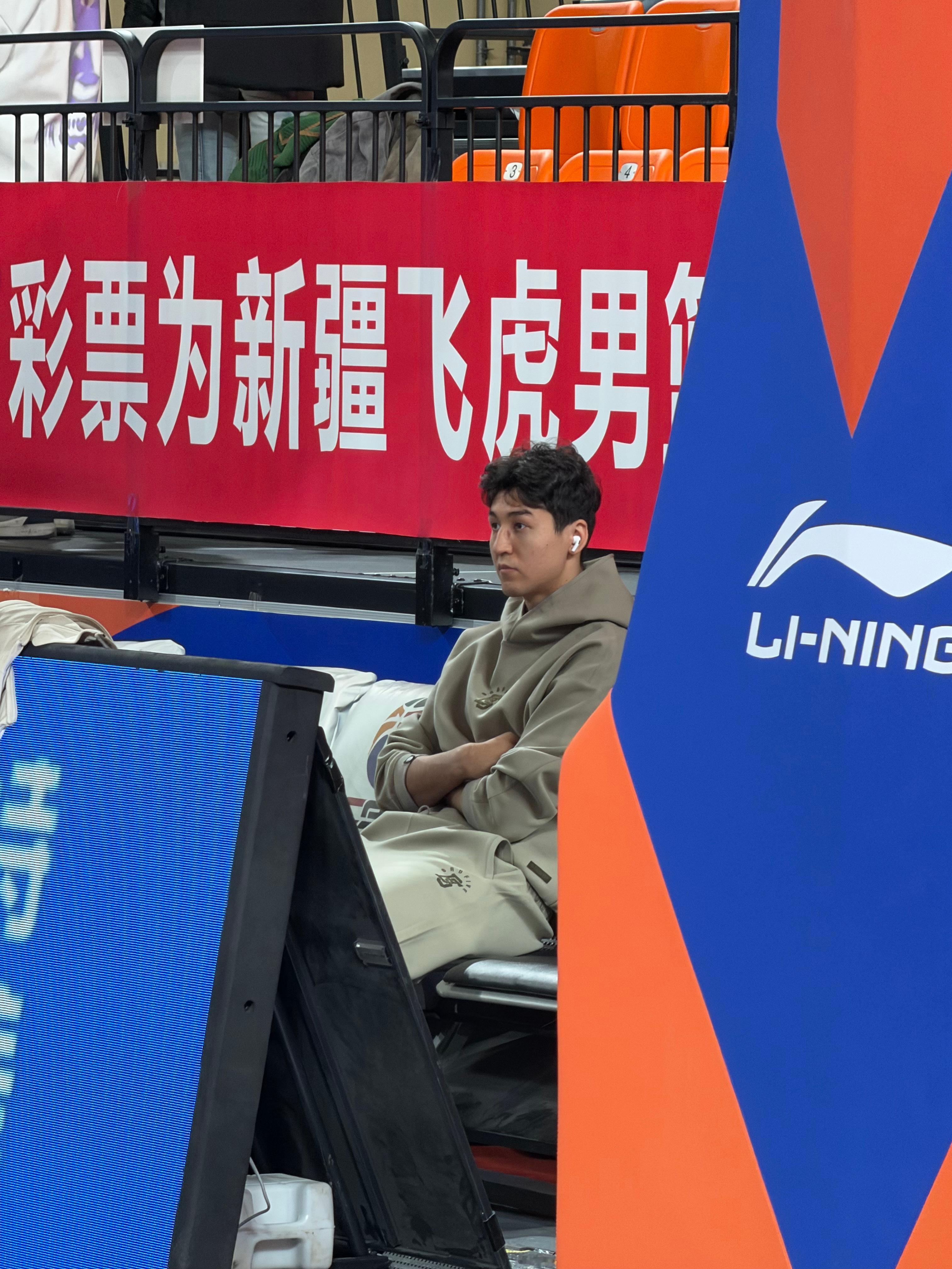 西尔扎提今晚因伤将会缺席，坐在场边观看队友热身，希望西尔扎提早日康复！新疆男篮v