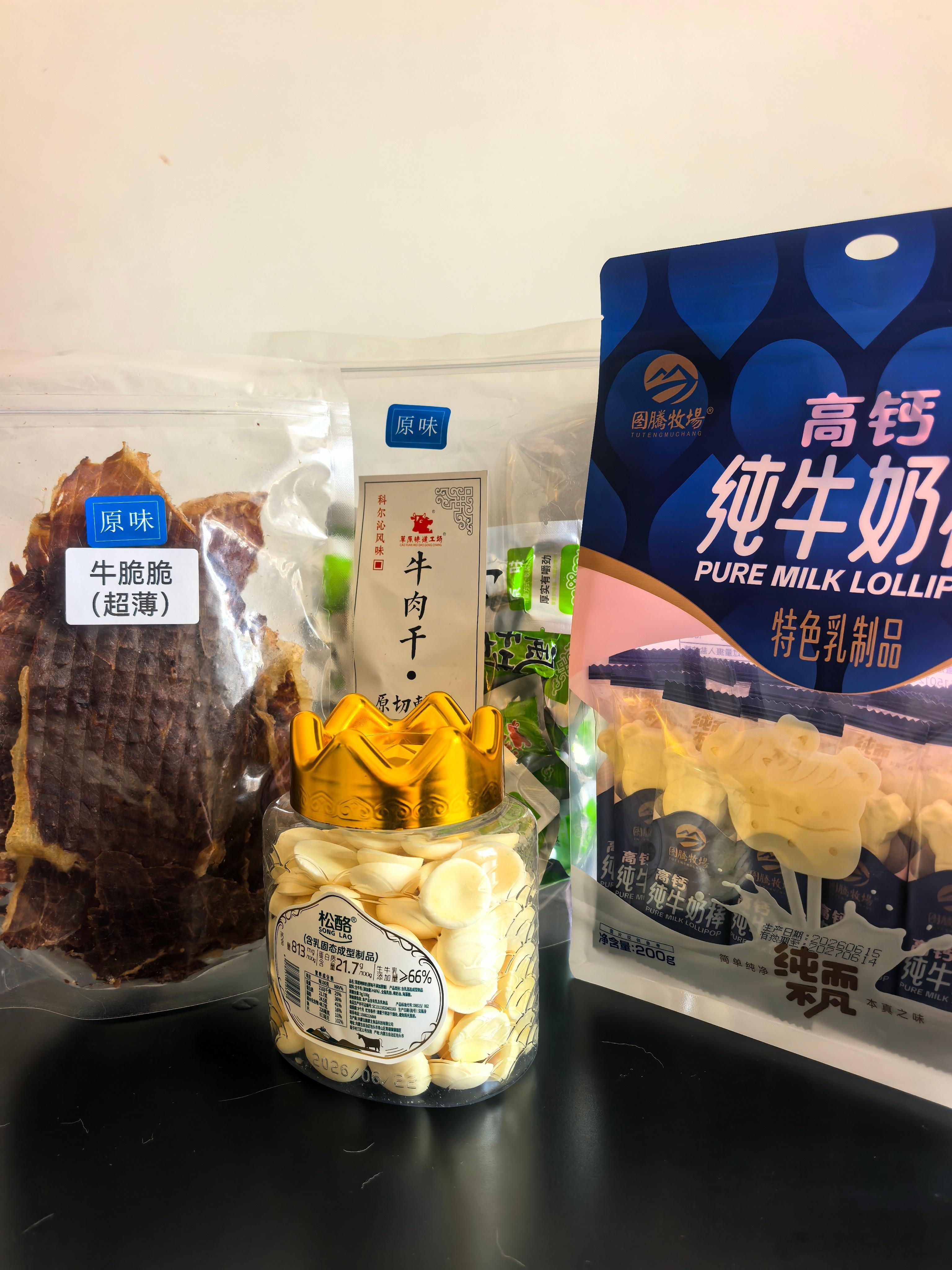 逛青城公园，荷花开了，又刚下过雨，拱桥下面几个小孩子捞小鱼。有一家四口坐在石阶上