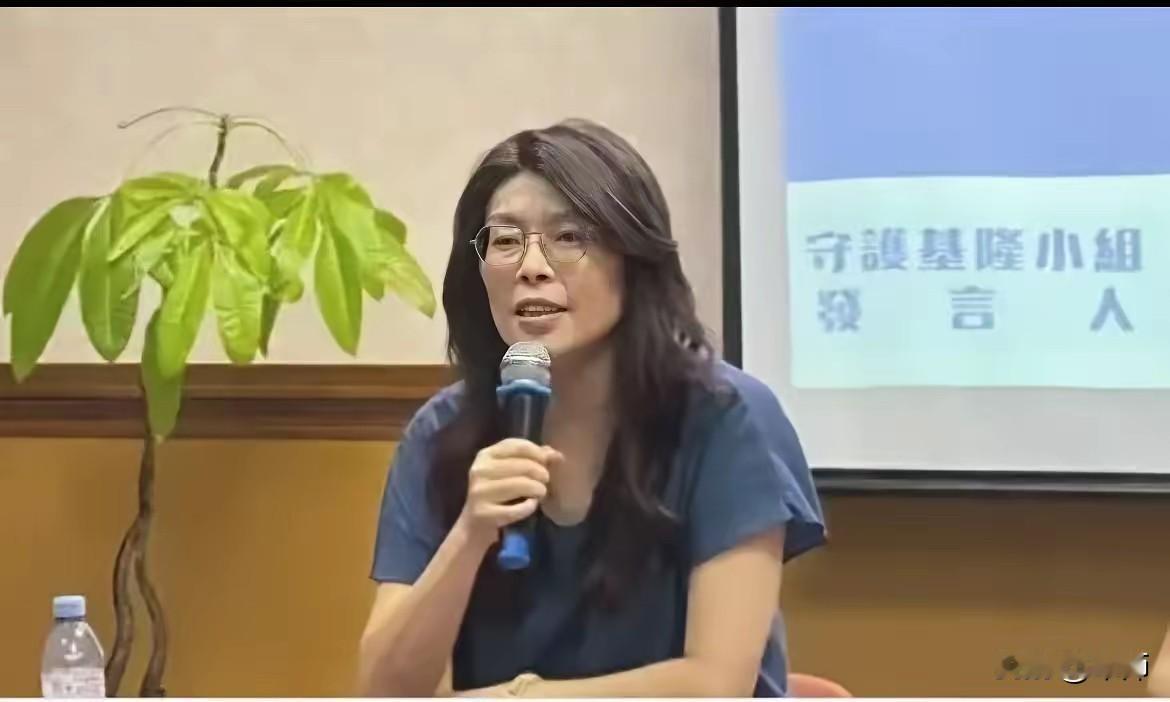 刚下飞机，两条消息砸脸。
郑丽文站原地没动。 两位老将点头出山。
局面有人稳，她