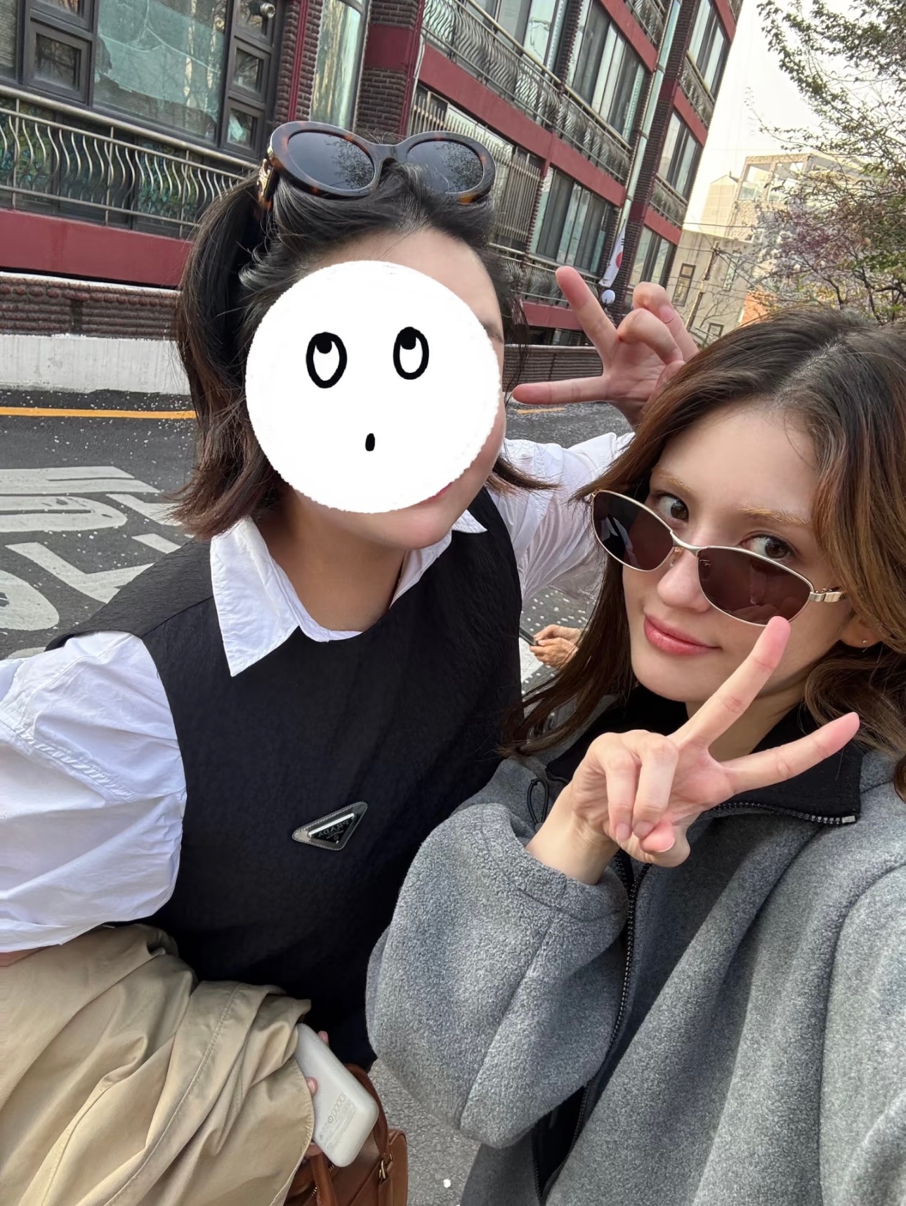 Somi[超话] 🤍 Somi全昭弥PRADA代言人 250414 偶遇合照一