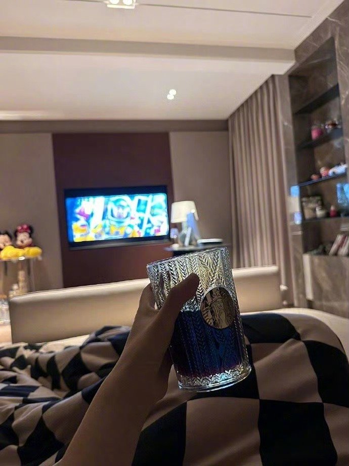 有人帮你，是你的幸运；无人帮你，是公正的命运。没有人该为你做什么，因为生命是你自