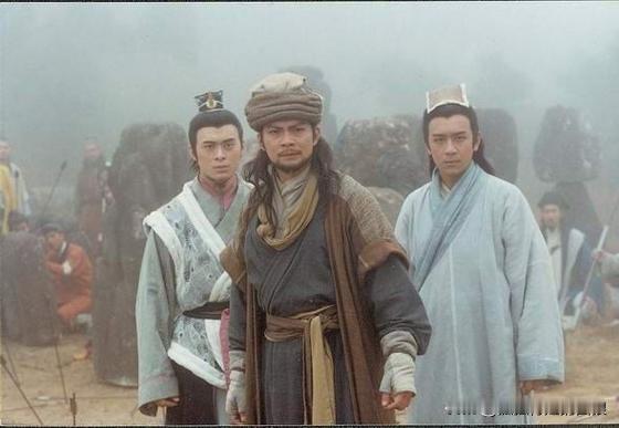 丁春秋眼里的乔峰简直是大魔头

丁春秋也不是个好东西，吃里扒外，偷袭师傅，和师叔