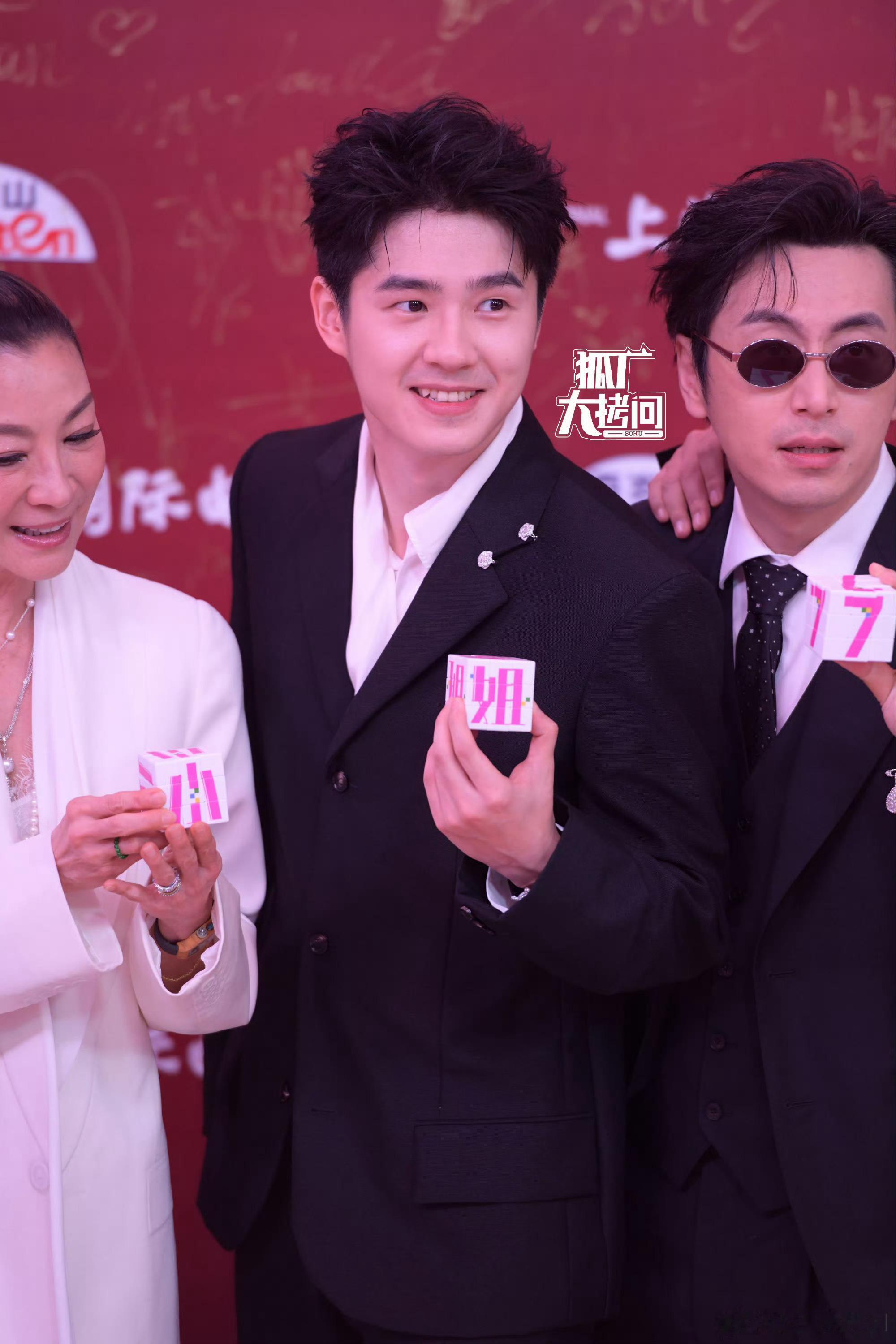 感觉他一下从少年变成年了 