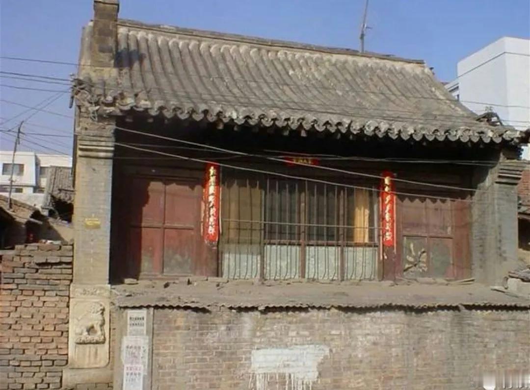 这张呼和浩特市旧城老照片系刘朴先生在2003年前后拍摄。这三间硬山建筑在哪里？有