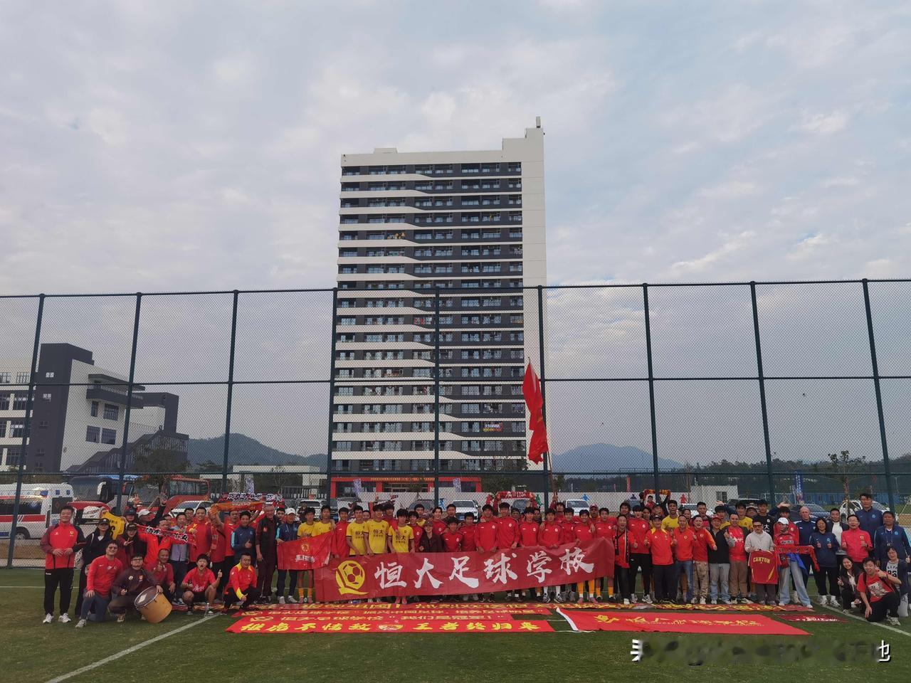 比赛结束，恒大足校U17以悬殊的比分6：1大胜长春亚泰U17，以7战全胜的战绩拿