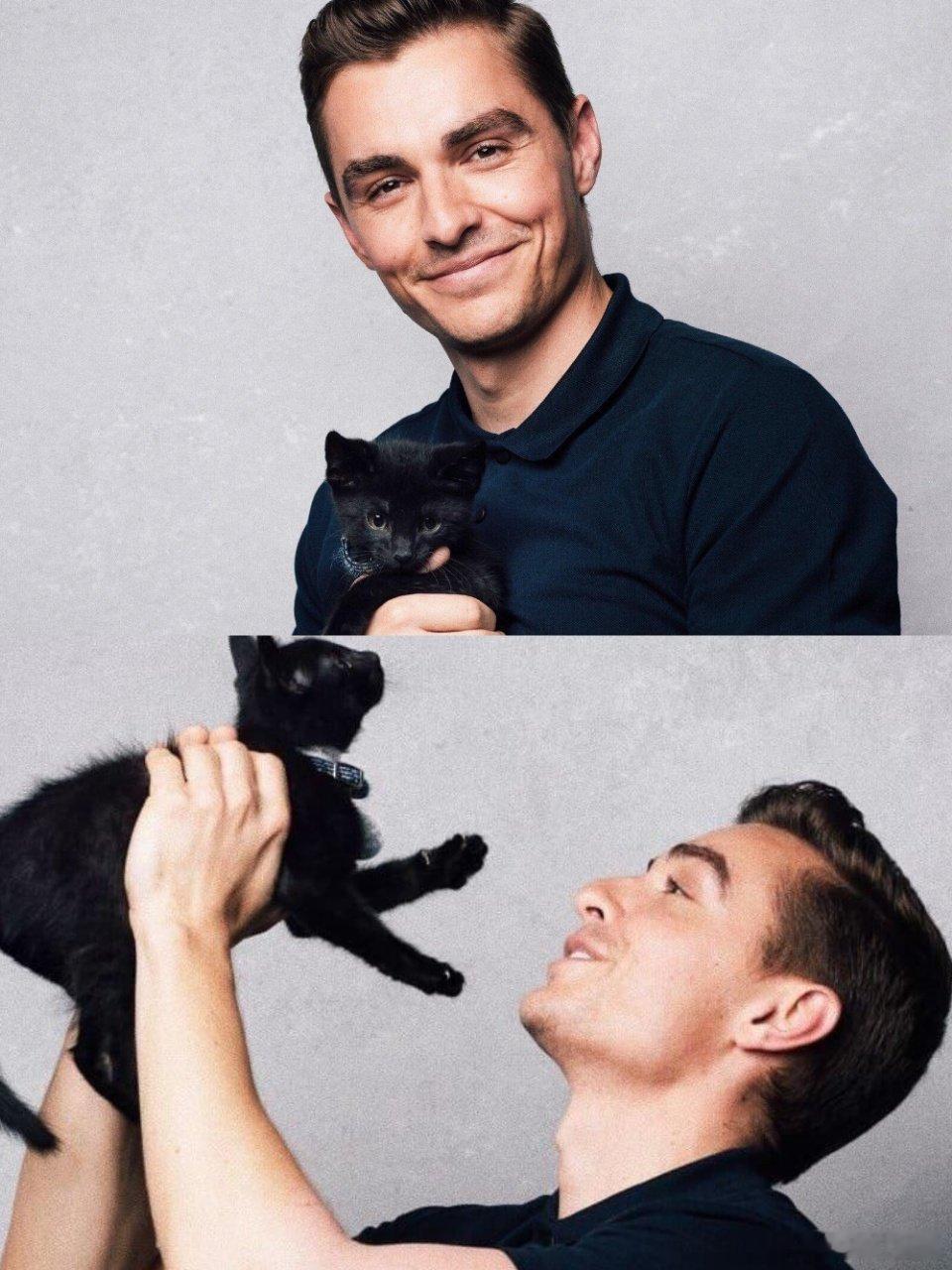 杰克嘴上说着魔术只是谋生，可琼一来，他手把手教魔术时藏不住的笑 