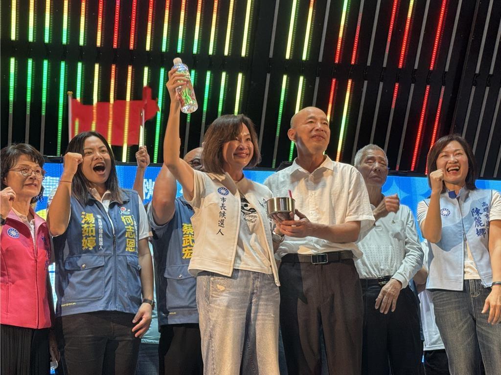 韩国瑜合体柯志恩！ 送卤肉饭、矿泉水 激动喊：把高雄赢回来
国民党高雄市长参选人
