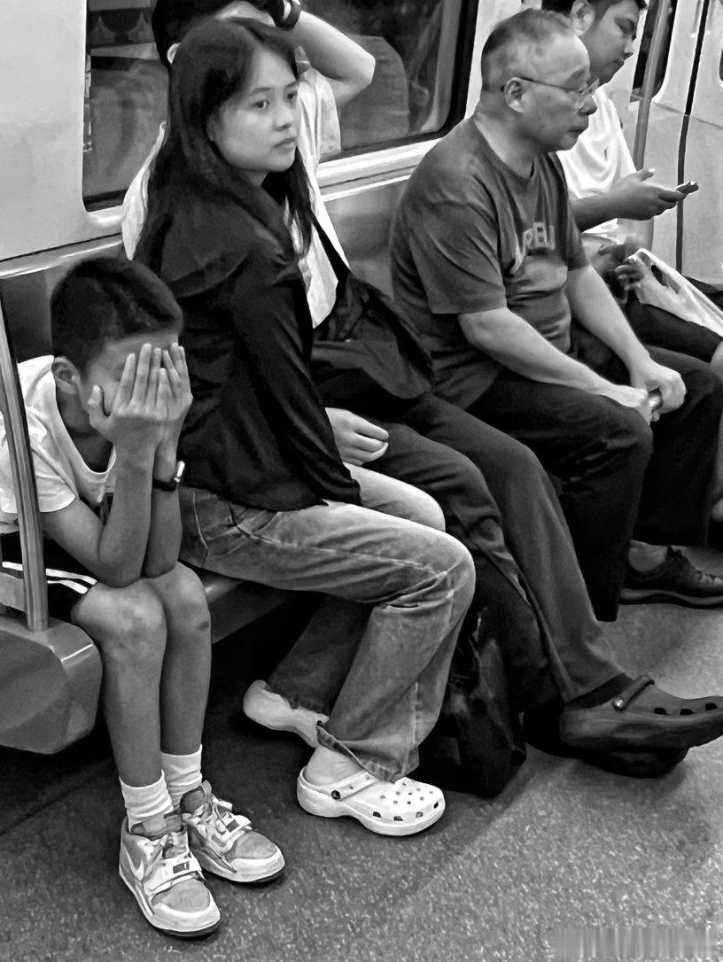 摄影人  街拍厦门：王鹭佳2026在路上？摄影人选择了人文纪实摄影，也就记录了生