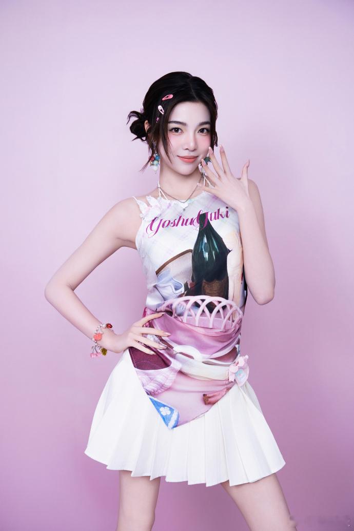 RED毕业歌会唱第一天前奏响起的瞬间，青春画面一幕幕浮现，妹妹们的演唱灵动又好听