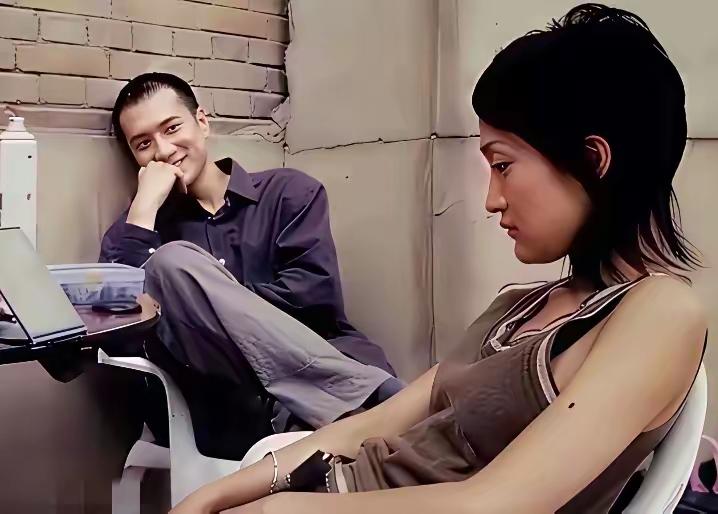 哇！这宠溺的眼神，恰似深情凝视，眼中满是对方的身影，想来黄觉是深爱周迅的吧！
黄