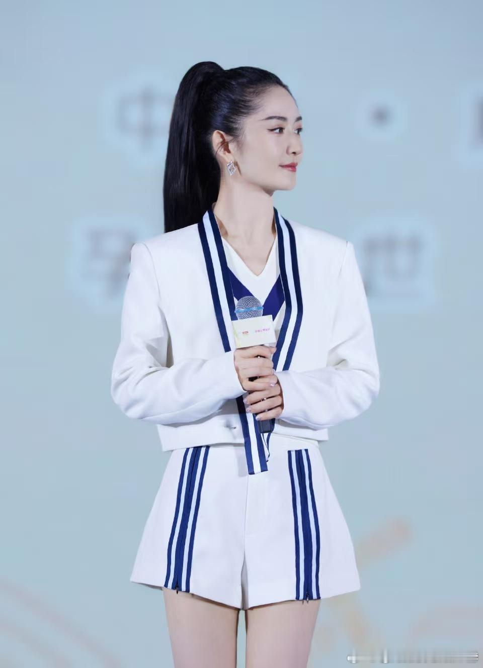 谢娜为川超德阳队打call 川妹子谢娜心系家乡，为德阳重装队激情助威，九妹梗跨界