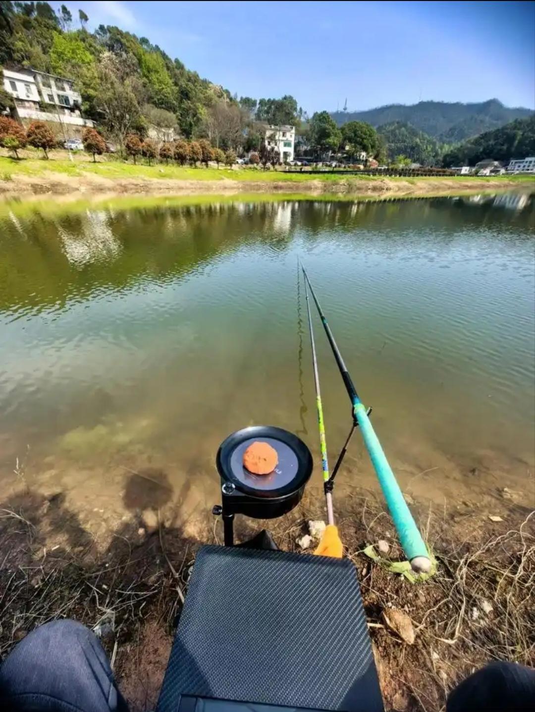 钓不同的鱼应该怎样调整浮漂？
钓不同的鱼调浮漂学问可大了。就说钓鲫鱼，它比较谨慎