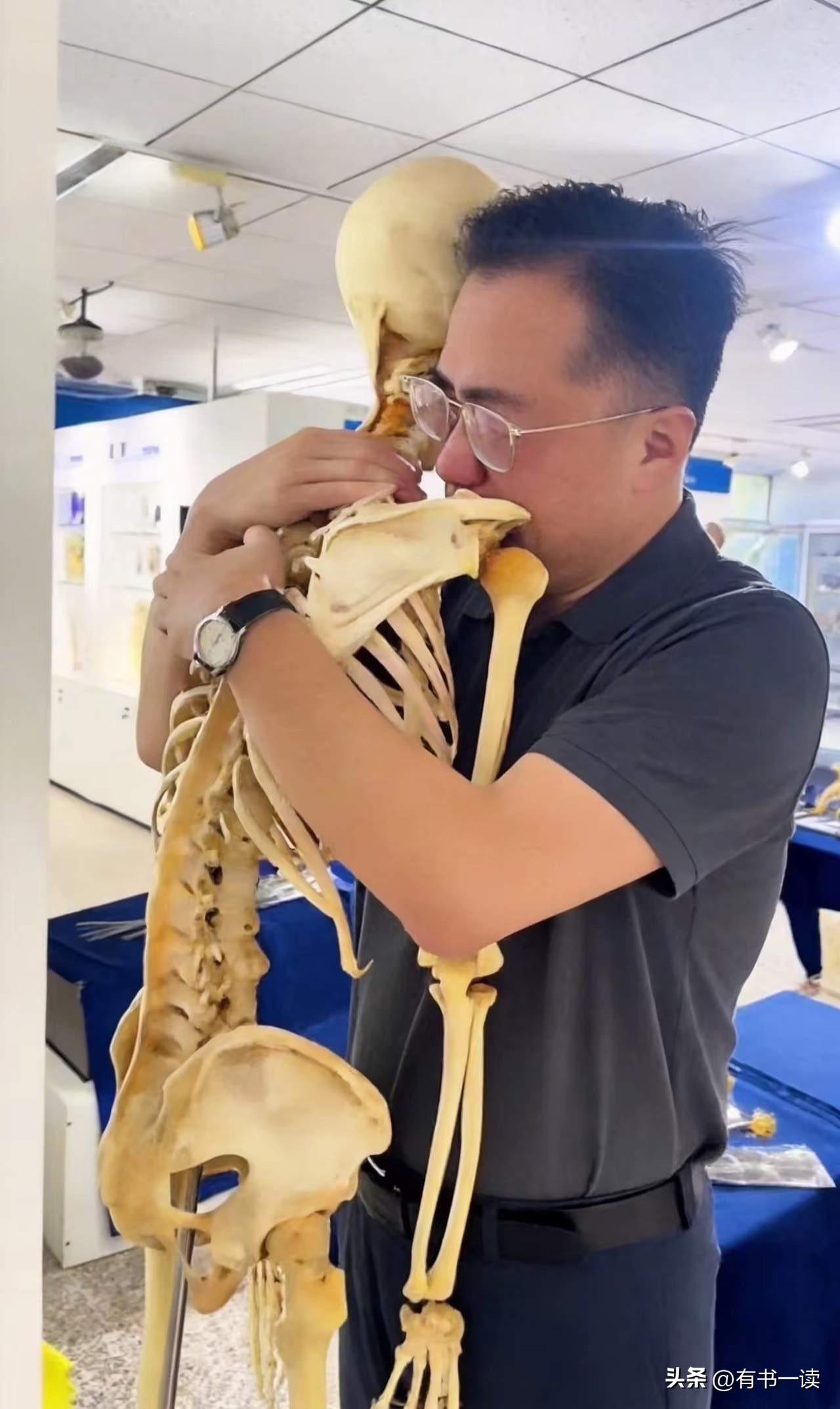 这才是中国真正的国之脊梁！
首都医科大学解剖厅，这一幕看哭无数人：
北京儿童医院