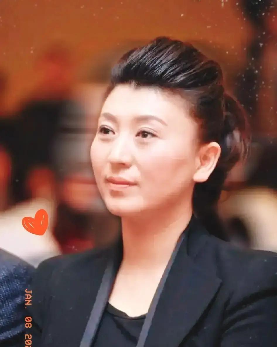 闫学晶在综艺里一句我儿子颜控不漂亮根本不看，被网友扒出后她微博里儿媳直接消失三个