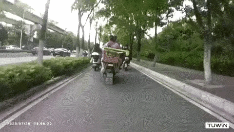 强行超车？
责任怎么定？确实是见缝插针强行超车，不过，也实在是没有办法，不这样也