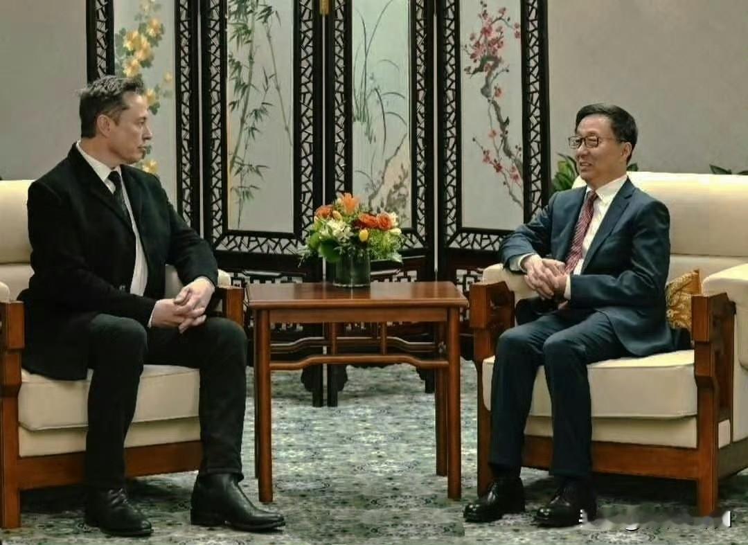 为了给对方留下一个好印象，马斯克极尽模仿之能“式”，正襟危坐，双手扣在一起，甚至