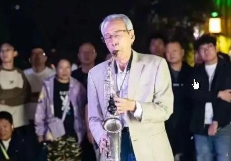 今年最有腔调的老人都在山东今年最有腔调的老人都在山东 近日，一位在山东济南大明湖