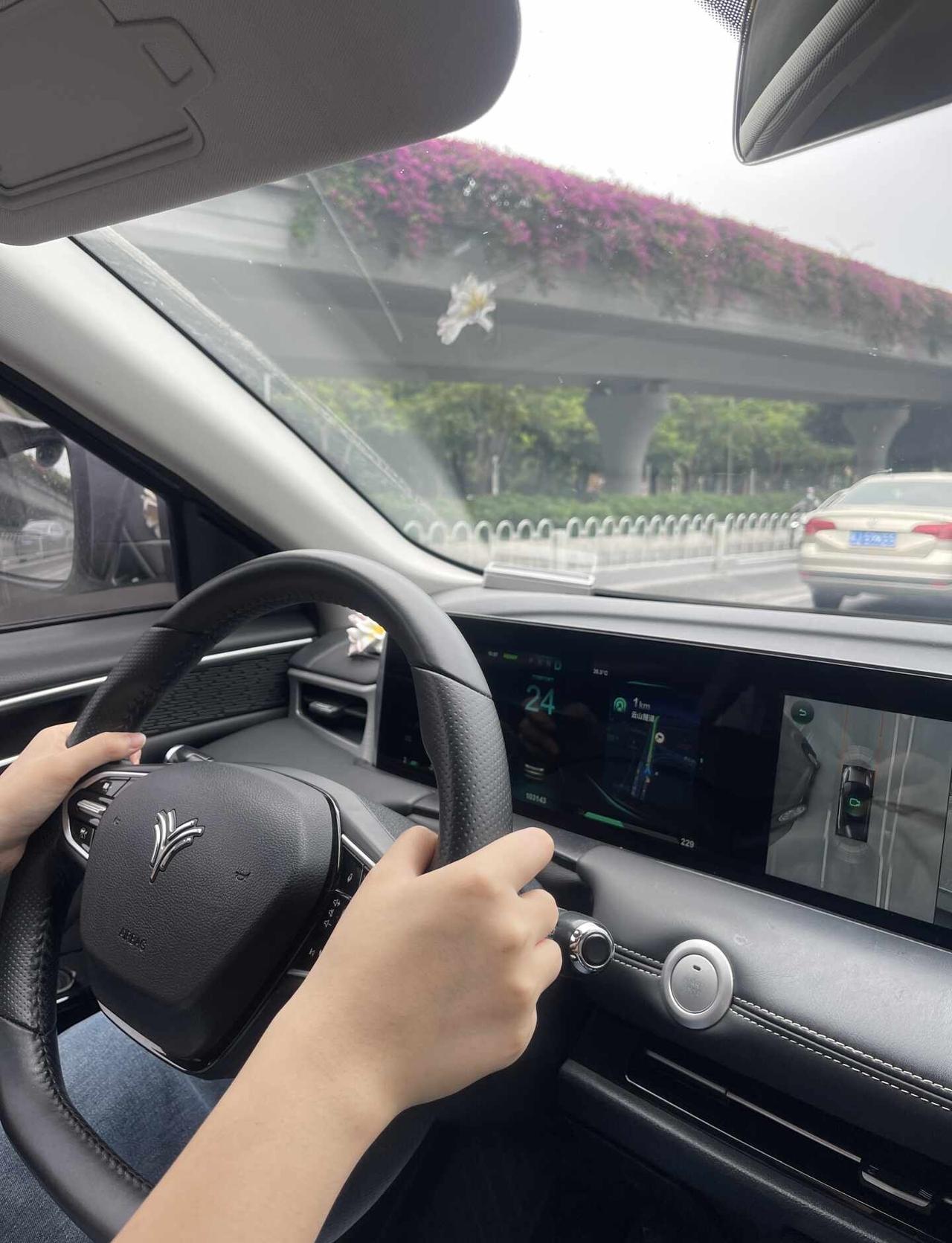 广州当女教练的一天收入400➕
上班啦上班啦，今天学员第二节课，走市区内环高架快