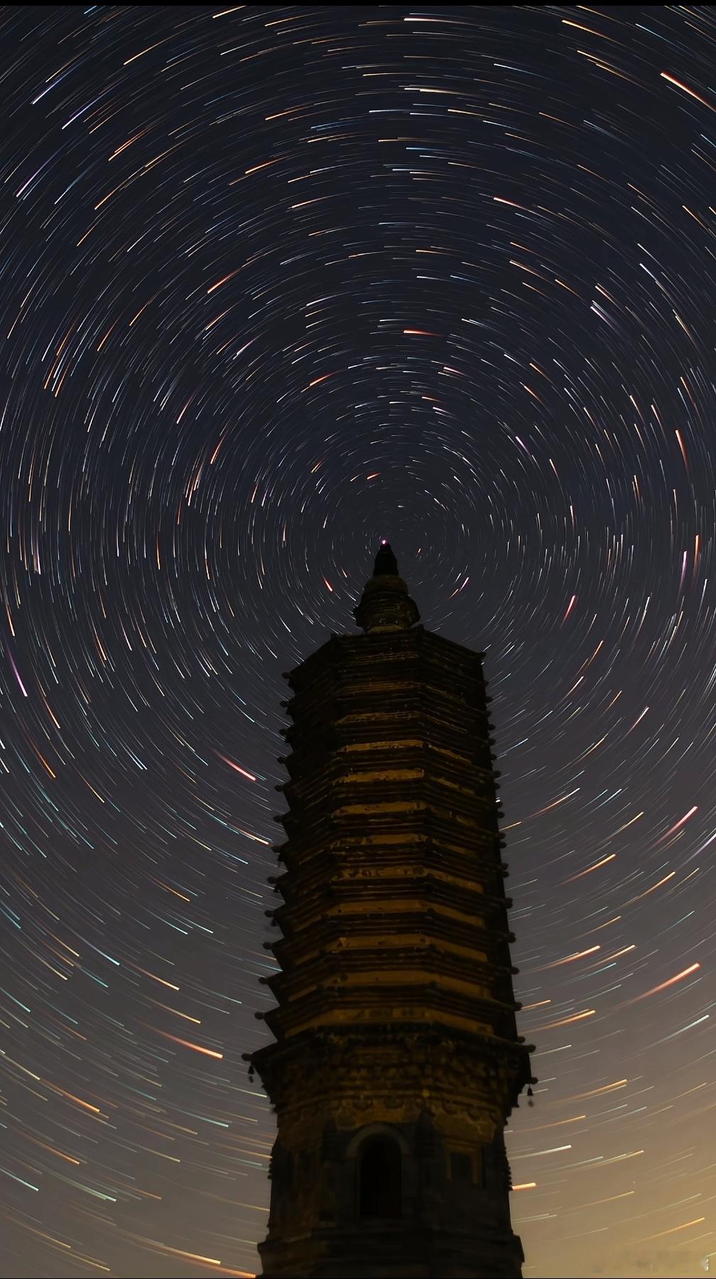 夜观天象，紫微星崛起，每当人间需要集体意识的重大转折时刻，紫微星的光芒便会化成人