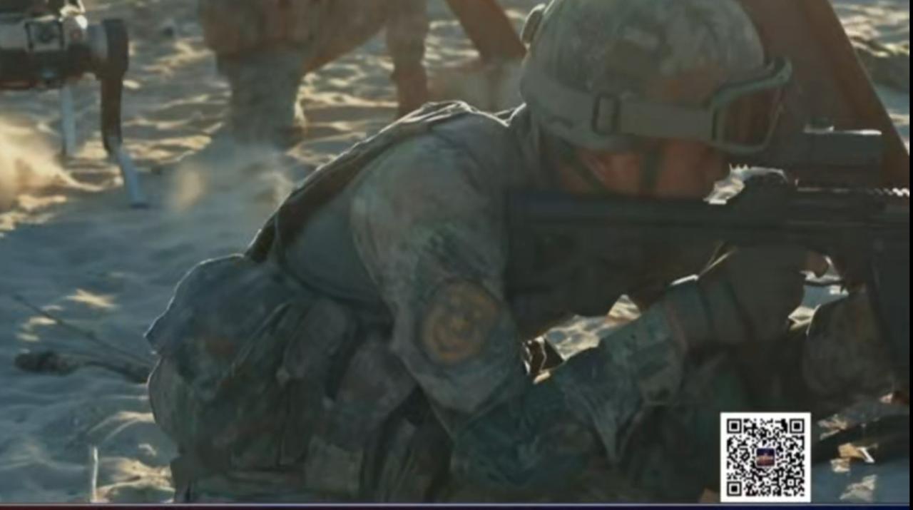 训练场上，士兵凝神握枪瞄准，无人机腾空而起巡弋天际，地面部队依托装备展开战术演练