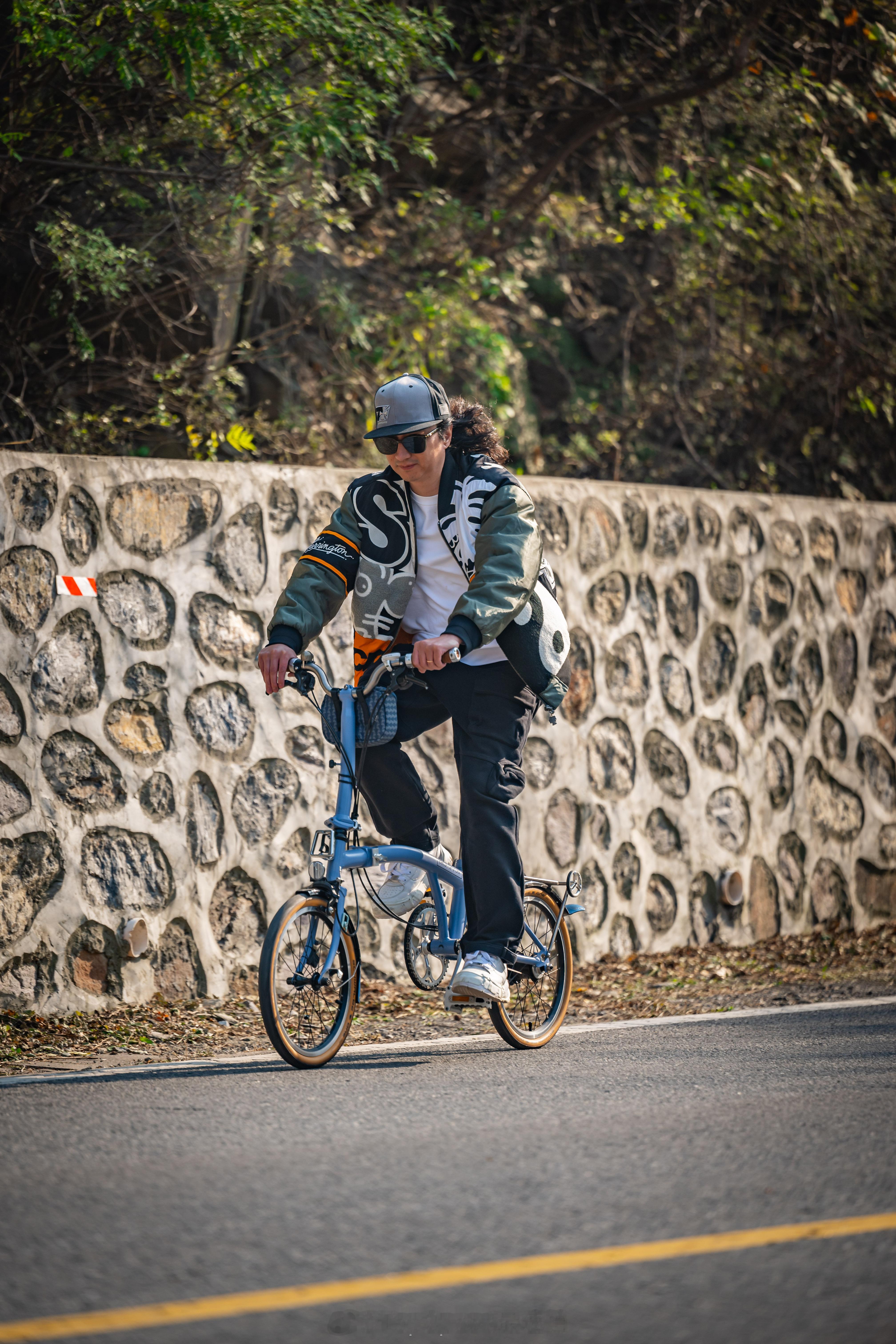 今天第一次戒台寺骑车，小布很帅，我很酷[不愧是你]感谢摄影老师们  ​​​