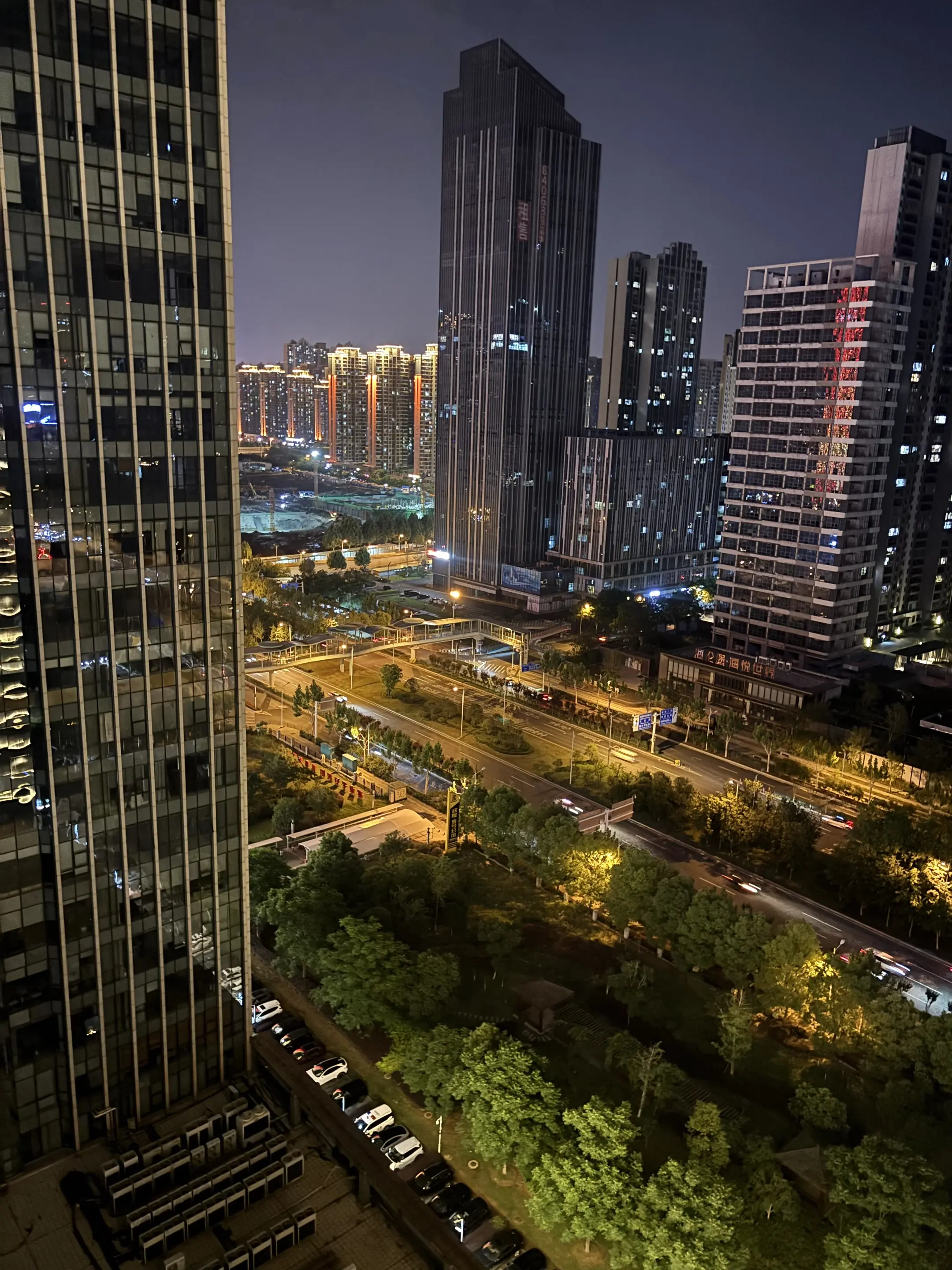 有时心真的很累，而我最怕的是没人理解。尽量开心点吧。生而为人自觉很不容易了