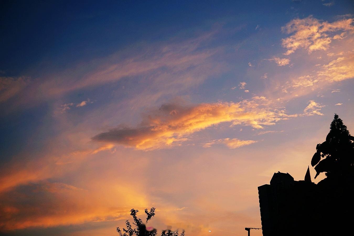美在金陵 又是一轮夕阳落，漫天彩霞再来临。这是哪里老天爱，当然必须属金陵。 