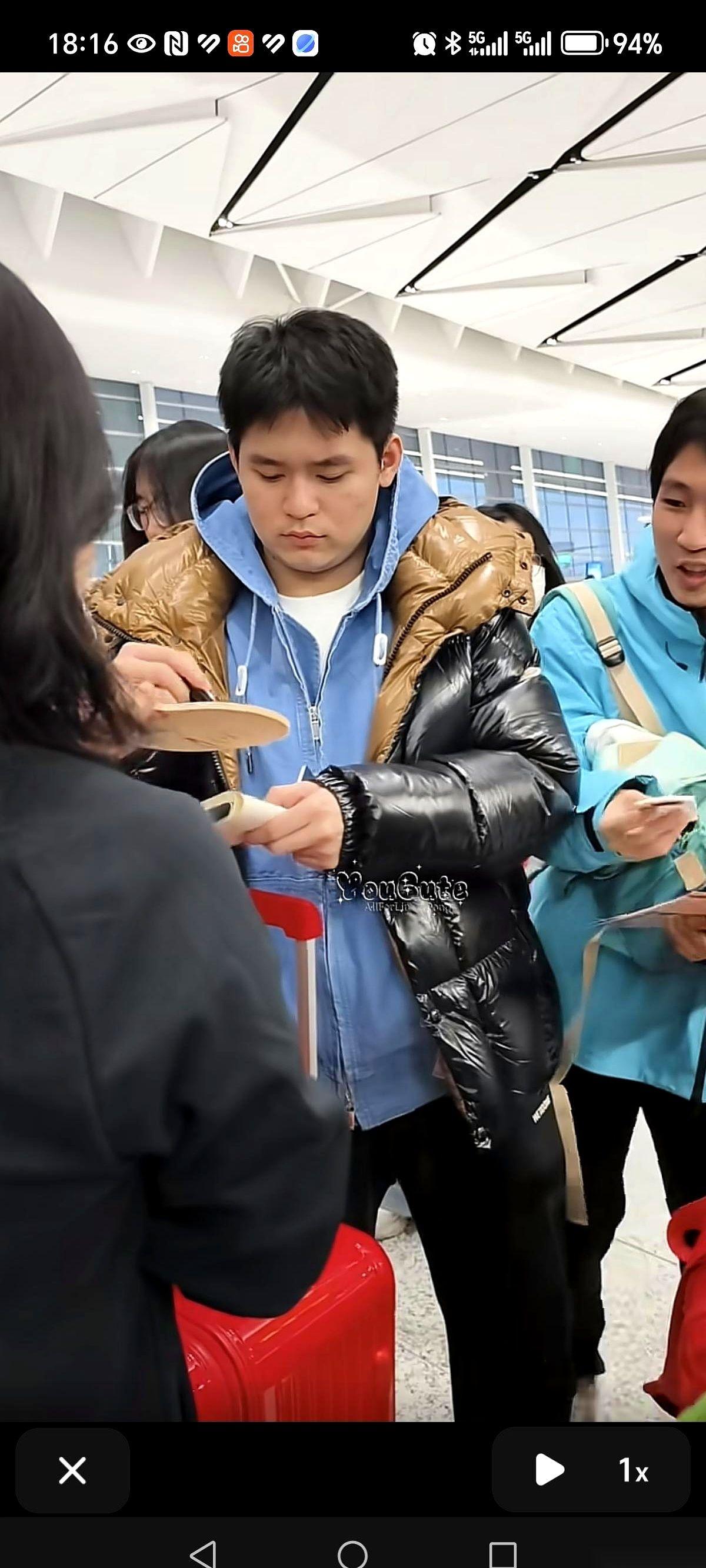 “我也姓林！”
好家伙，这位大哥是懂怎么套近乎的，直接冲到林诗栋面前上演一出现场